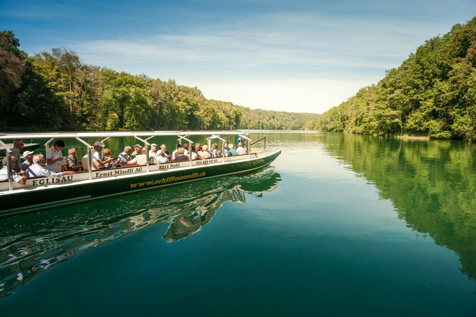 Nur eine Zugminute später kommt man beim Schloss Laufen am Rheinfall an. Hier sollte man unbedingt eine Bootsfahrt mit Blick auf den Rheinfall unterne...