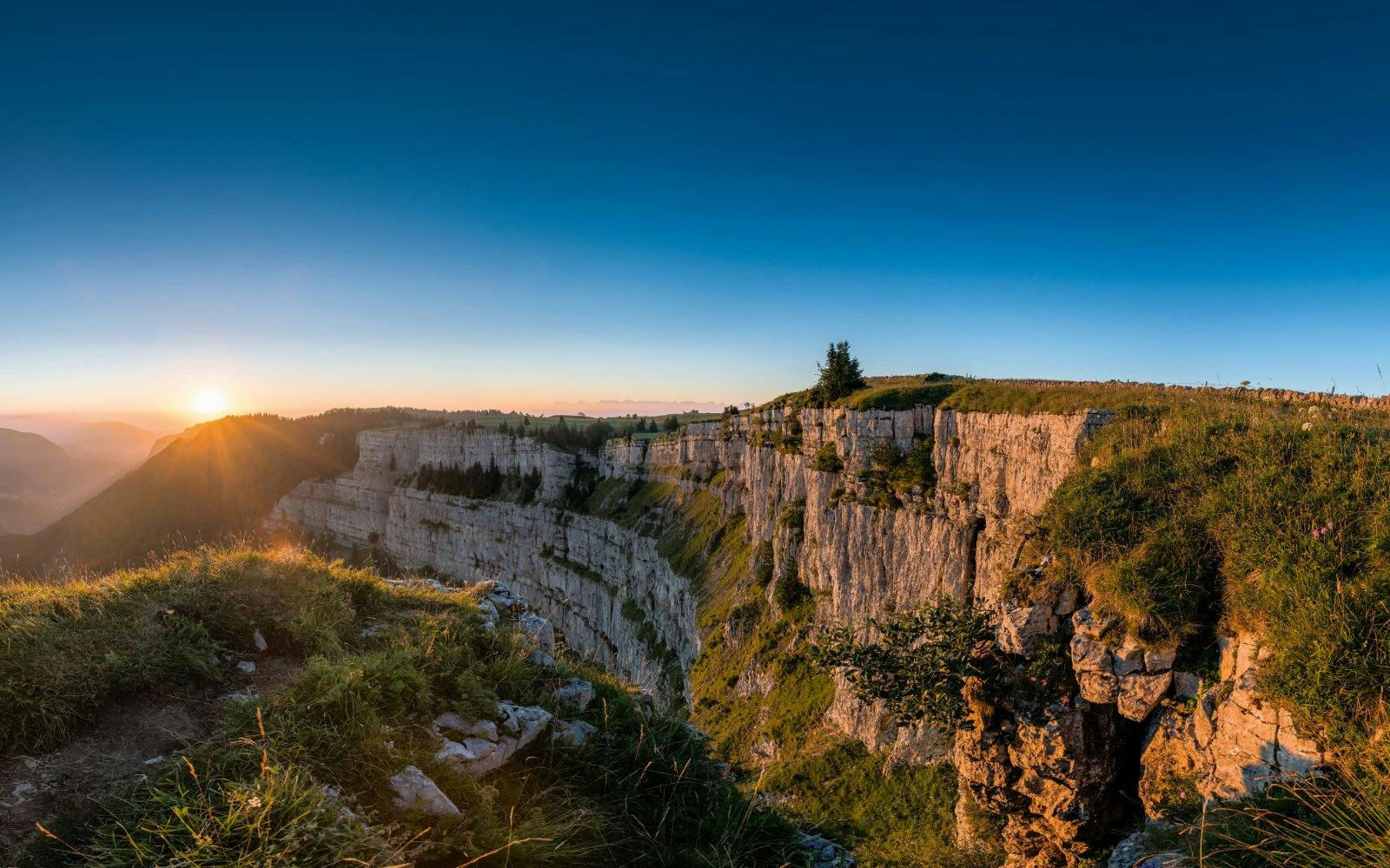 Zu einem noch atemberaubenderen Panorama gelangt man dann nach nur 21 Minuten Zugfahrt ab dem Bahnhof Noiraigue. Von dort führt ein Wanderweg in etwa...