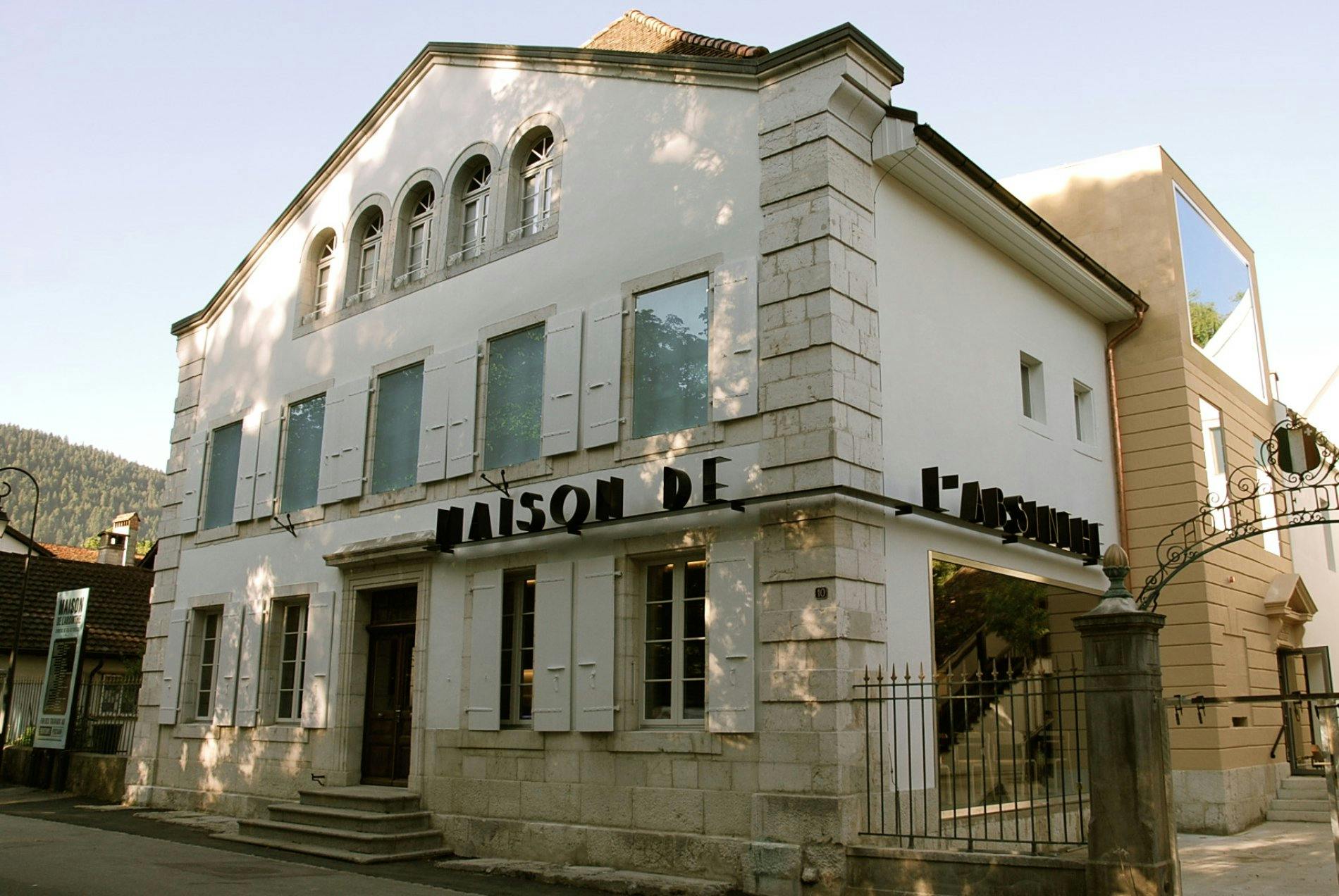Nach nur sechs weiteren Minuten Fahrt mit dem Zug erreicht man Môtiers. Hier kommt im Absinth-Haus die berühmte Spirituose aus dem Val-de-Travers zu E...