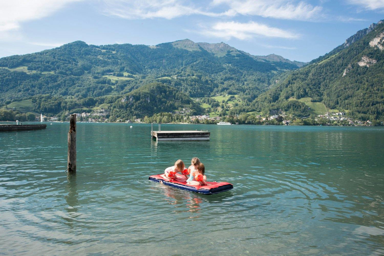 Um den Sandstrand am Walensee zu erleben, fährt man ein Stückchen weiter und steigt in Ziegelbrücke in den Bus bis nach Weesen. Von dort führt ein hal...
