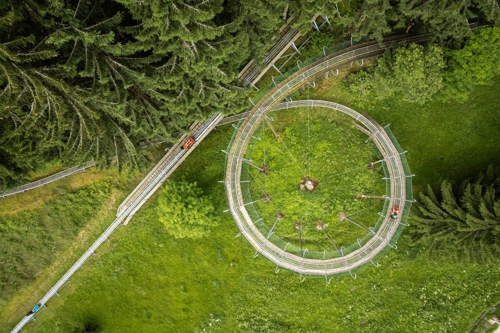 La luge d’été, située à 5 minutes à pied de l’arrêt de bus de Moléson-sur-Gruyères, est une activité estivale palpitante, idéale pour les amateurs et...