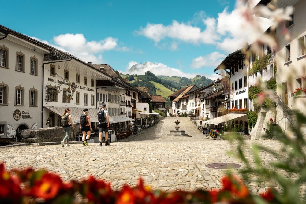Après avoir profité de la région du Moléson et de ses nombreuses attractions, vous pouvez facilement rejoindre la ville de Gruyères, l’une des plus be...