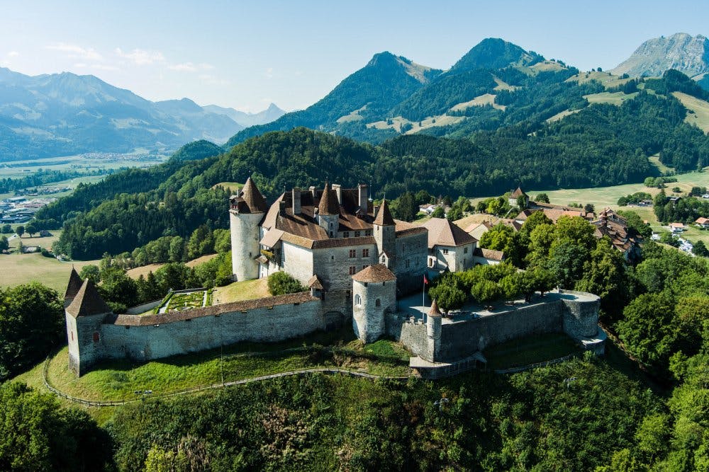 Surplombant la ville de Gruyères depuis le XIIIe siècle, son majestueux château vous invite à un fascinant voyage à travers 800 ans d’histoire. Vous y...
