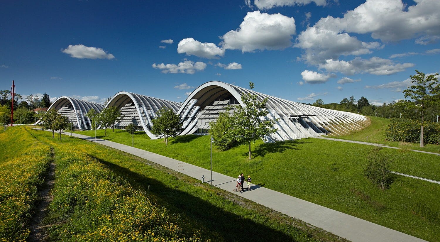 Die eleganten Wellenbauten von Renzo Piano gelten seit 20 Jahren als architektonische Attraktion des Zentrums Paul Klee.