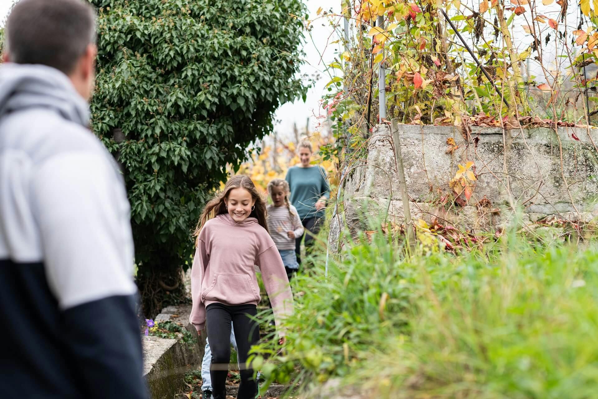 Spurensuche mit der Familie: In den Gassen von Ligerz wird jeder Schritt zum Rätselabenteuer.
