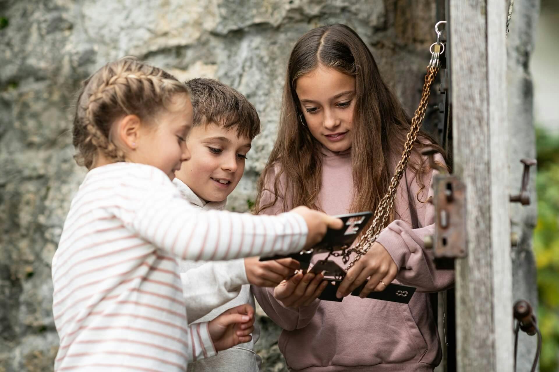Rätseln, kombinieren, entdecken: Gemeinsam kommt ihr dem goldenen Schlüssel auf die Spur.
