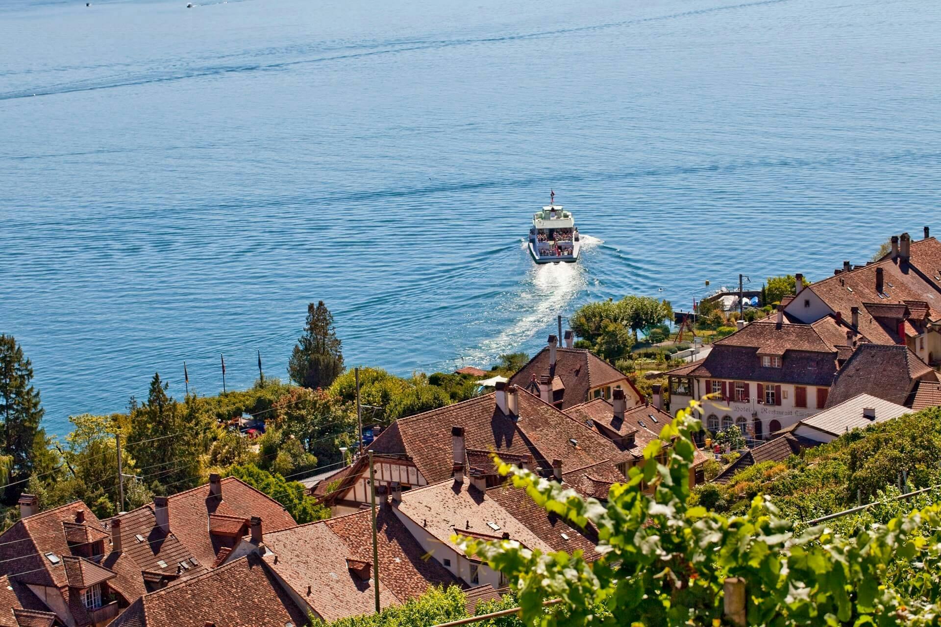 Unten angekommen erwartet dich Twann – mit See, Wein und einer grossen Portion Charme.