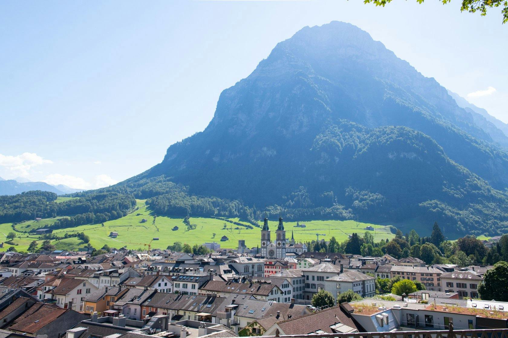Ab Ziegelbrücke ist man in 11 Minuten mit der S-Bahn im malerischen Glarus. Hier erfahren Interessierte auf einer Stadtführung viel Wissenswertes über...