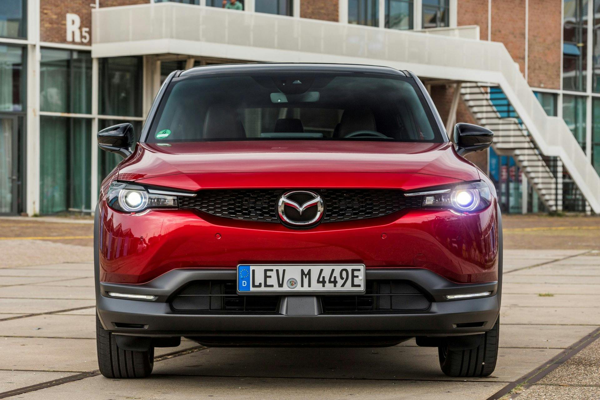 Epurée, la face avant révèle sans détour le caractère monolithique du véhicule. Les reflets et éléments convergent tous vers le logo Mazda implanté au...