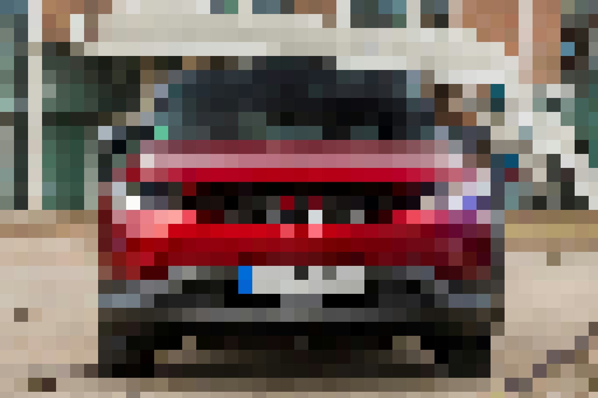 Die schnörkellose Front gibt einen Eindruck des wuchtigen Charakters des Fahrzeugs. Alle Linien und Elemente laufen direkt auf das Mazda-Logo in der M...