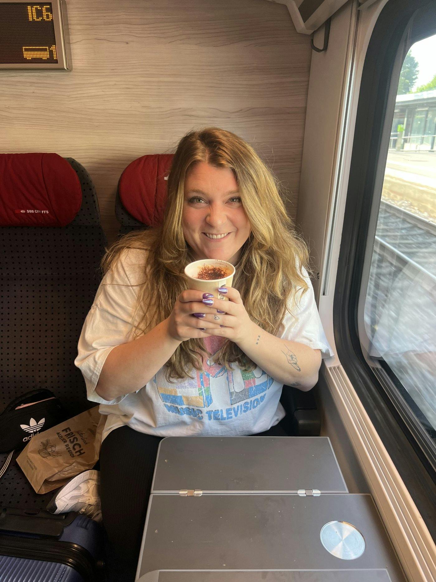 Den ersten Kaffee gibts für mich dann im Zug. Dringend nötig, um meinen verschlafenen Geist zu wecken.