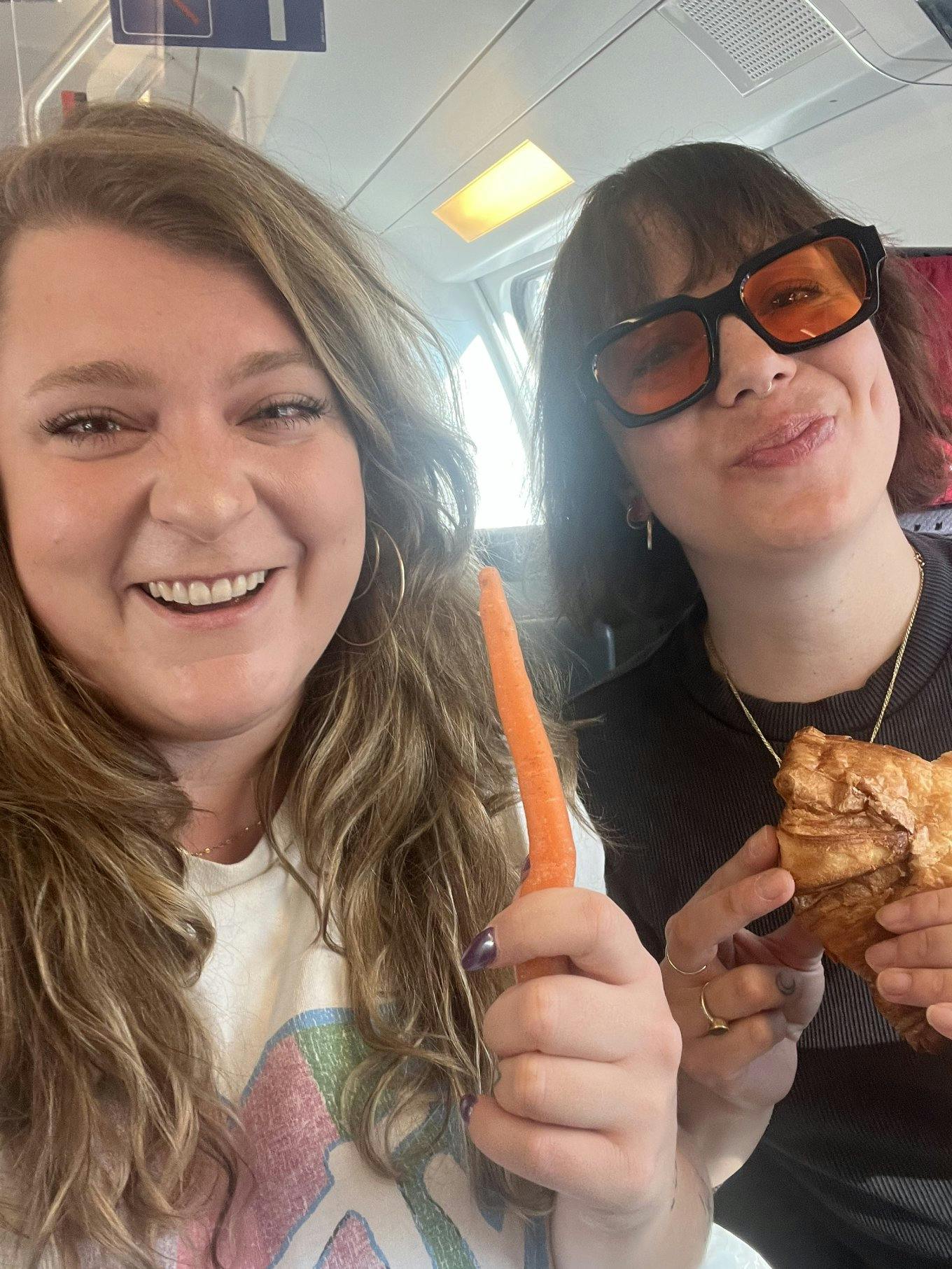 Zum Glück kennt mich Steffi nur zu gut und hat für unsere Reise Snacks mitgebracht. Die Rüebli erfreuen an diesem Tag nicht nur mich.