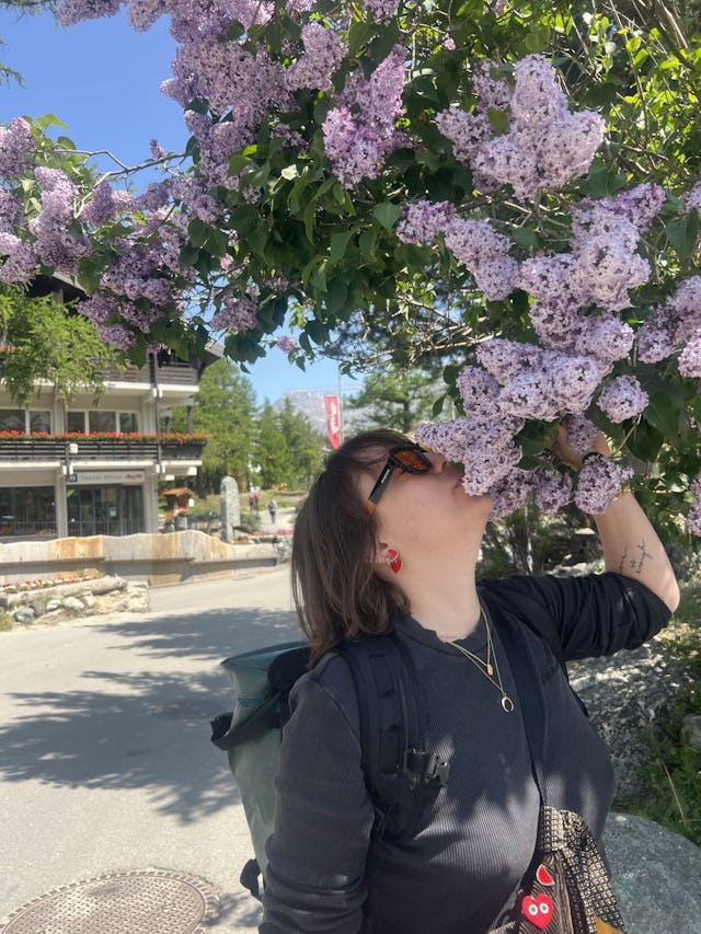 Direkt nach der Ankunft freut sich Steffi über den duftenden Flieder – eine ihrer Lieblingsblumen!