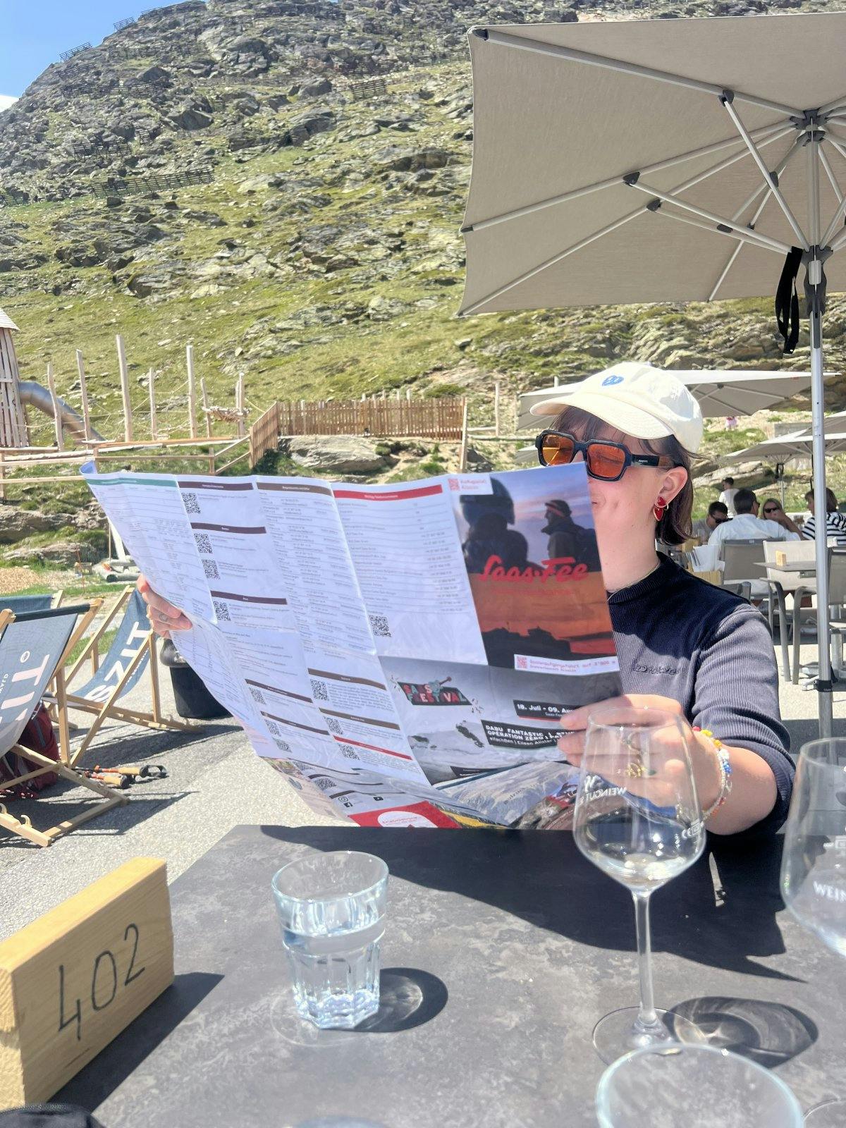 Heute mal analog unterwegs: Steffi sucht den Weg, der uns zu den Murmeltieren führen sollte.