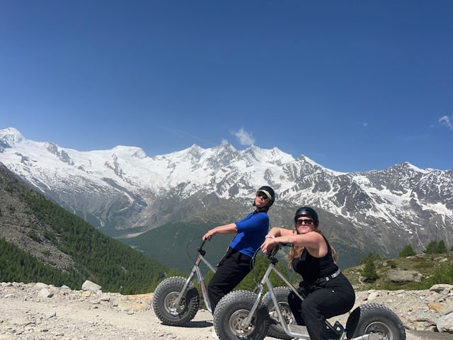 Wir versuchen halt ernsthaft, cool auszusehen.