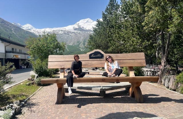 Zwei Stadtkinder in den Bergen, die glücklicher nicht sein könnten.