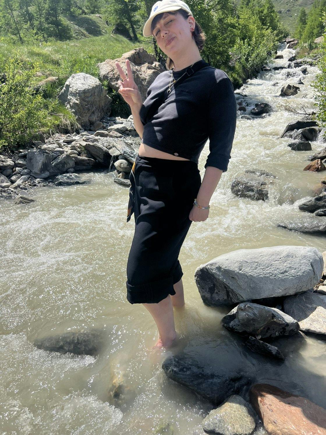 Länger als eine Minute halten wir aber nicht aus, der Bach ist eiskalt.