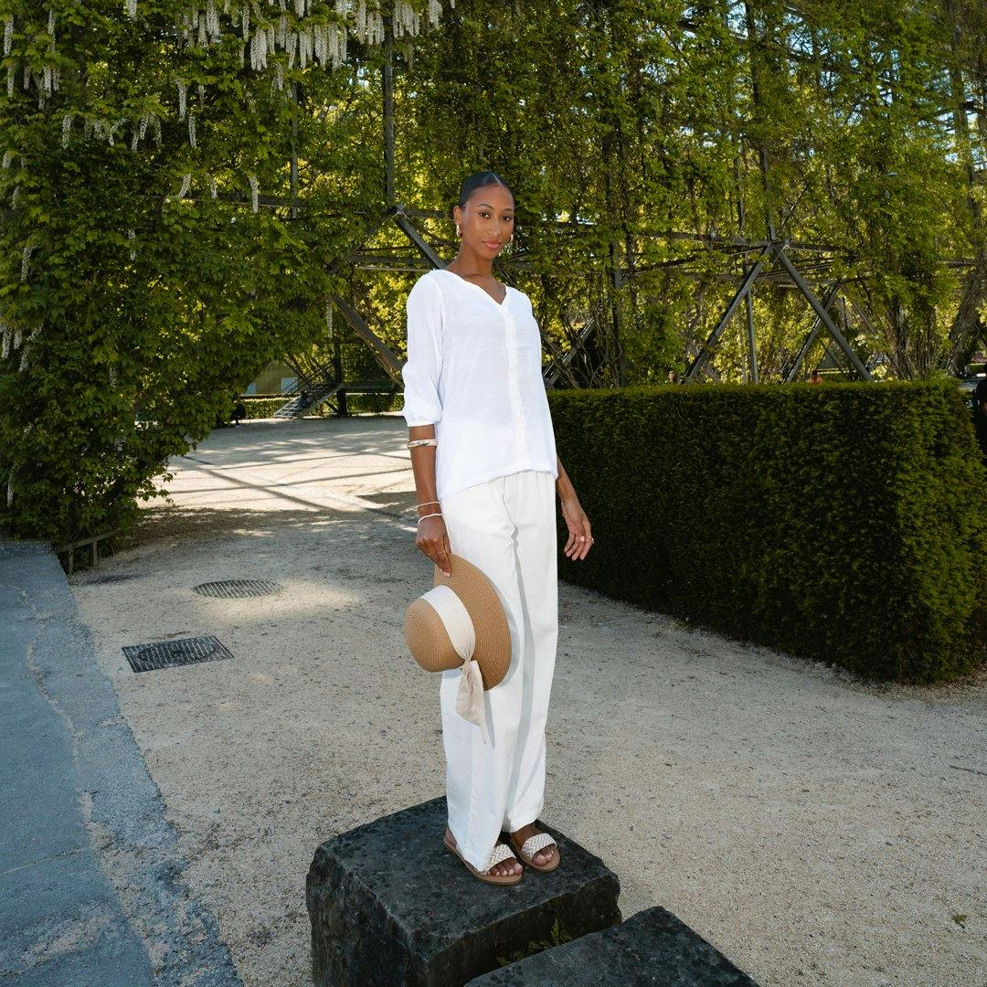 Weisse Leinenstoffe sorgen für elegante Bequemlichkeit.