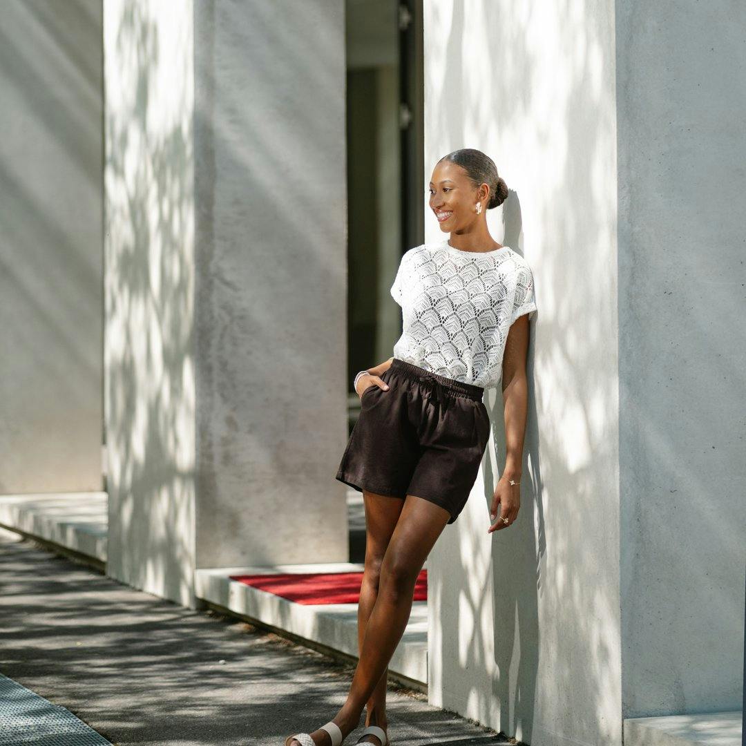 Les tops en crochet apportent une touche rétro au quotidien.