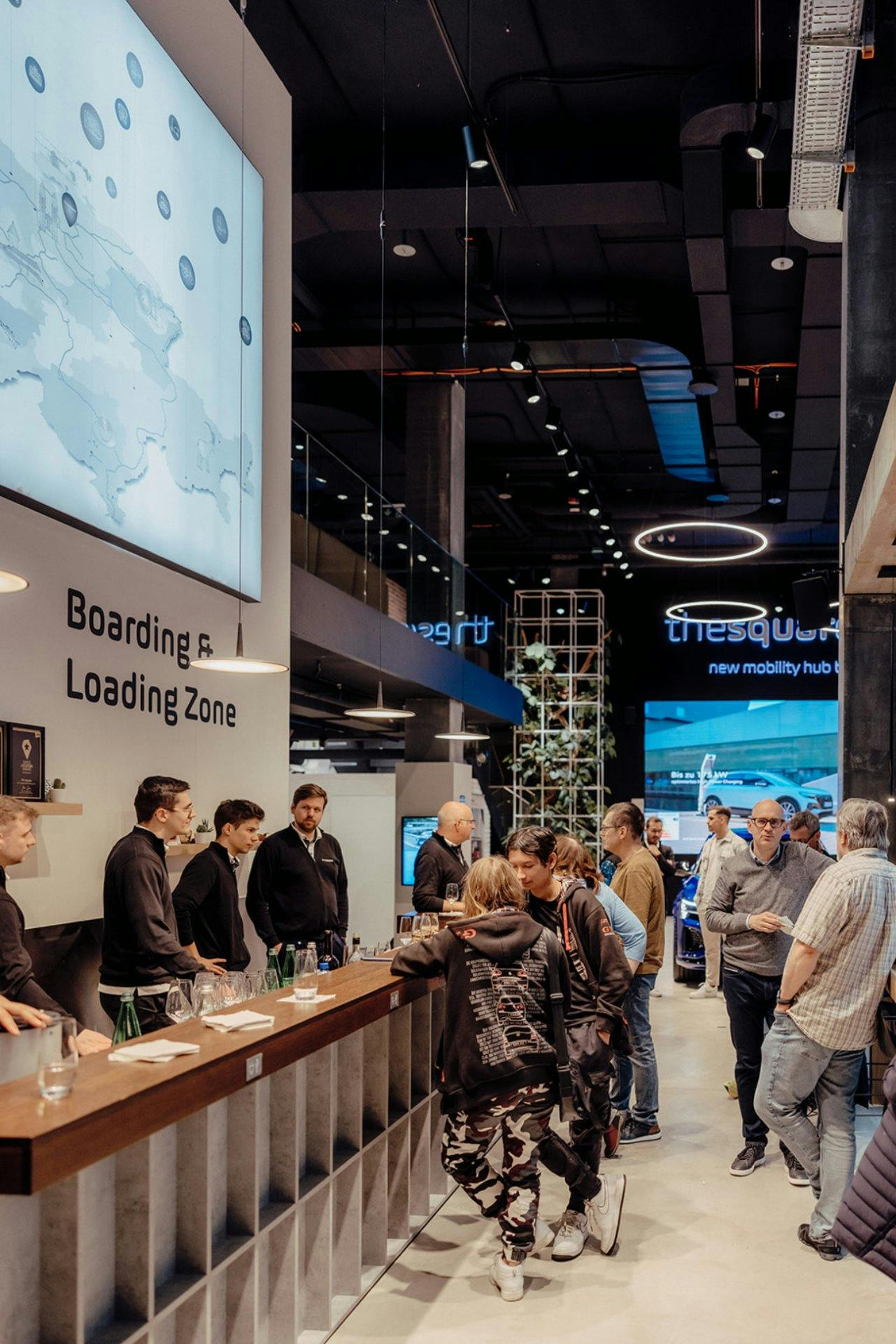 Mit an Bord: e-Mobility-Coaches, die ohne Verkaufsdruck alle Fragen zu Reichweite, Laden oder Technik beantworten.