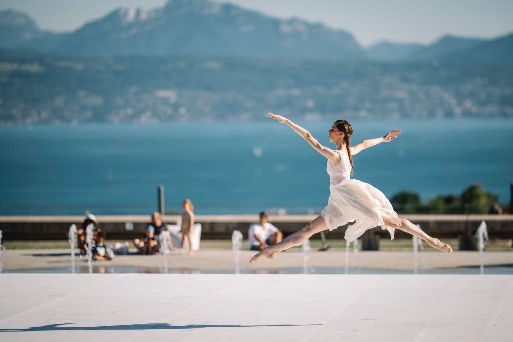 Les danseuses et les danseurs du Béjart Ballet Lausanne ont émerveillé la jeunesse au Parc de Montbenon.