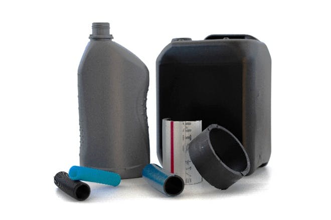 “Sammelsack” dà una seconda vita alla plastica. Vengono create bottiglie, taniche o guaine per cavi.