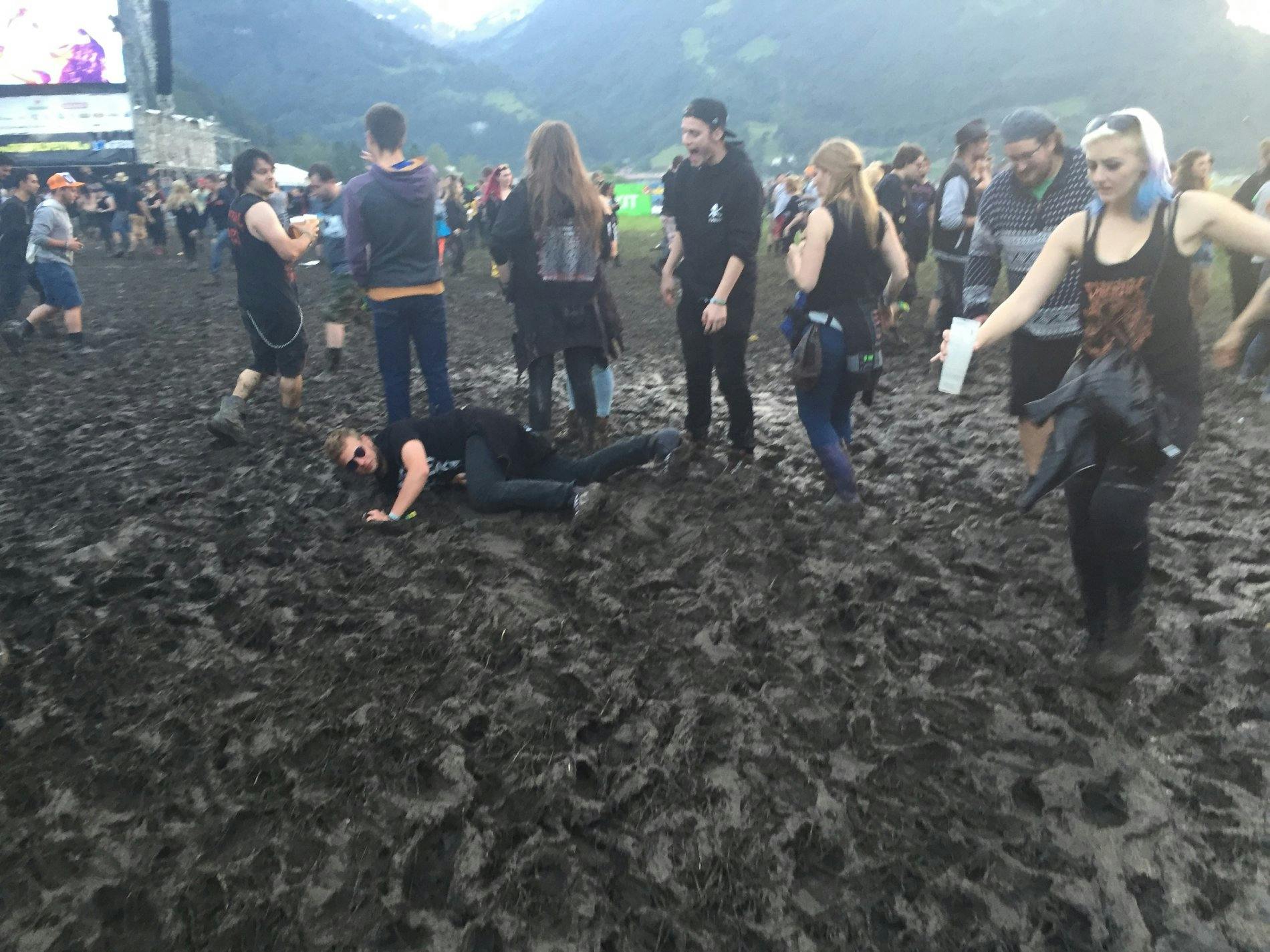 Platz 2: Gianluca M.: Vor einigen Jahren besuchte ich mit einigen Freunden das Greenfield Festival in Interlaken. Nach einem der obligaten Stürme wol...