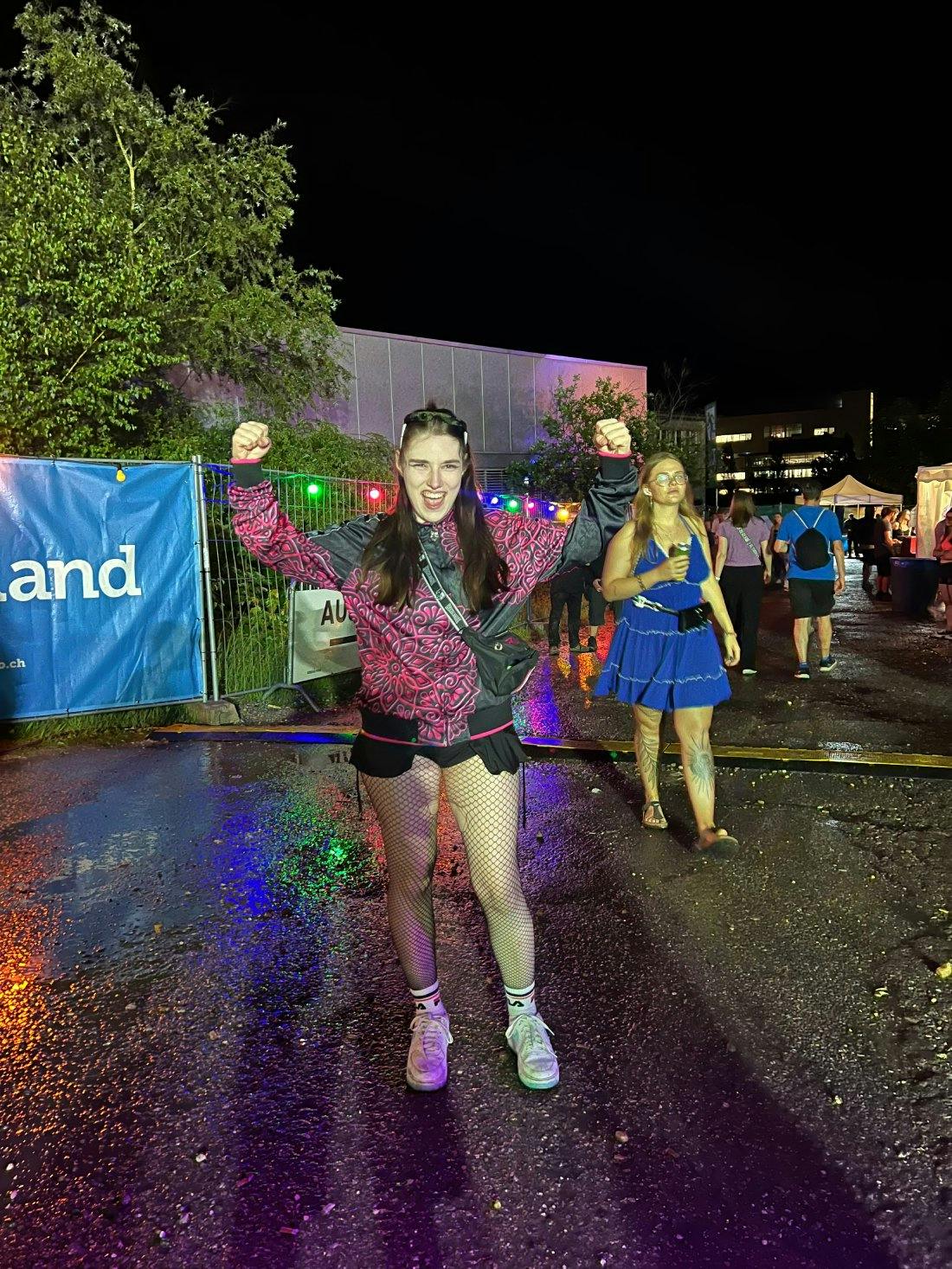 Platz 3: Anja B.: Es war der dritte Tag, gefühlt der dreissigste. Meine Schuhe hatten längst aufgegeben, mein Zelt sah aus wie eine biologische Waffe...