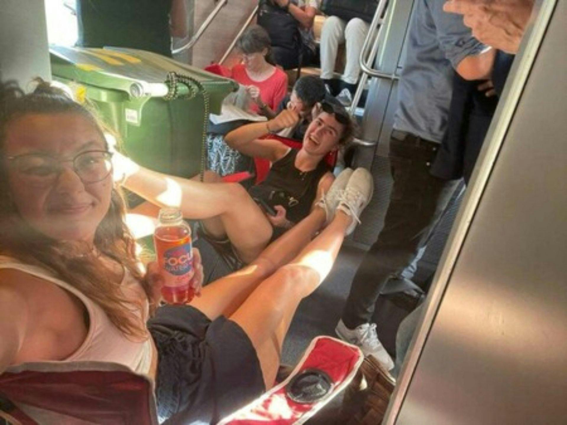 _.annasch._: Wegen Zugausfall im überfüllten Zug nach St.Gallen. Gut, dass wir Campingstühle dabei hatten!