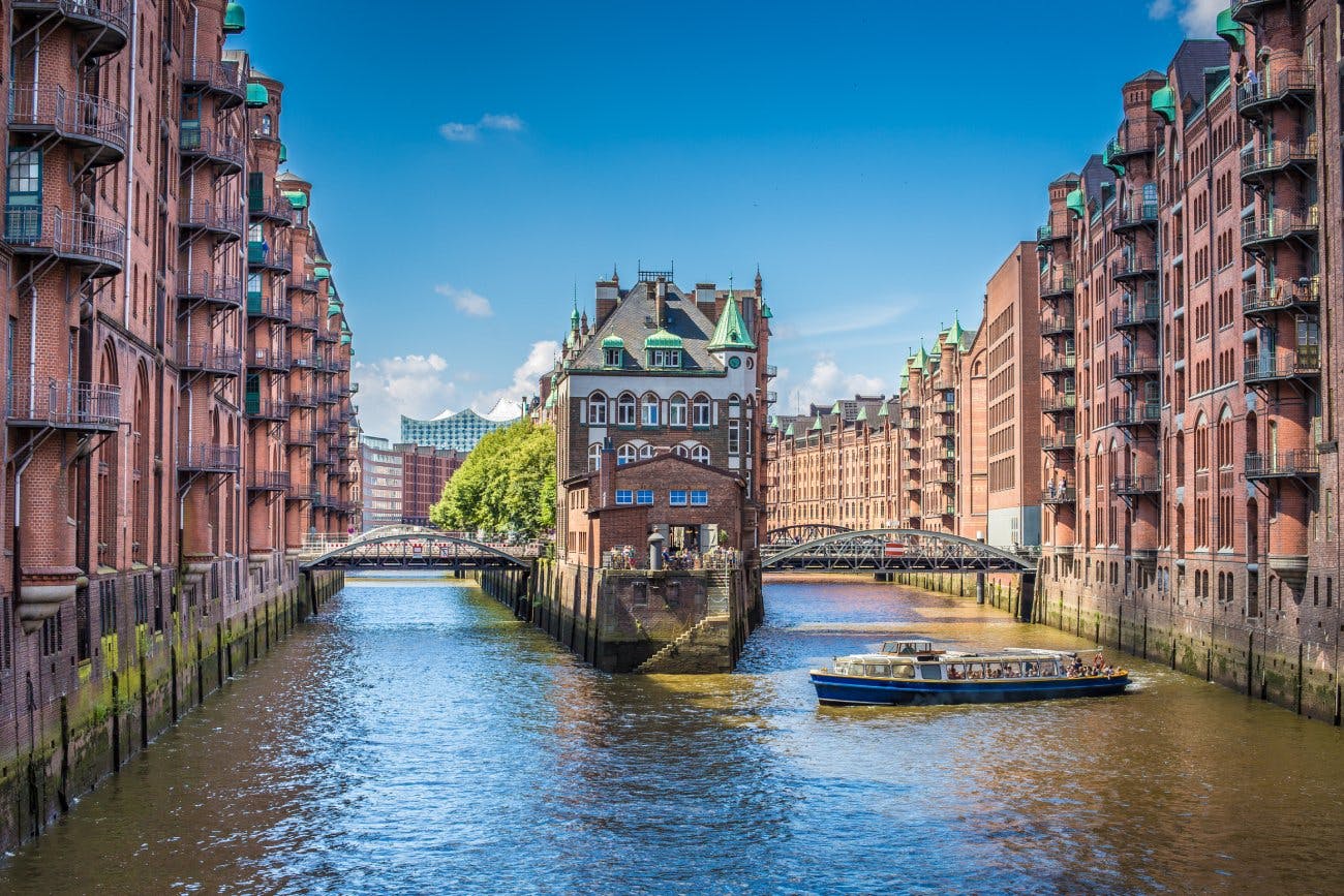 L’odeur du café dans la Speicherstadt, le vent frais sur les jetées, le coucher de soleil sur l’Elbe: Hambourg n’est pas seulement une ville, c’est un...