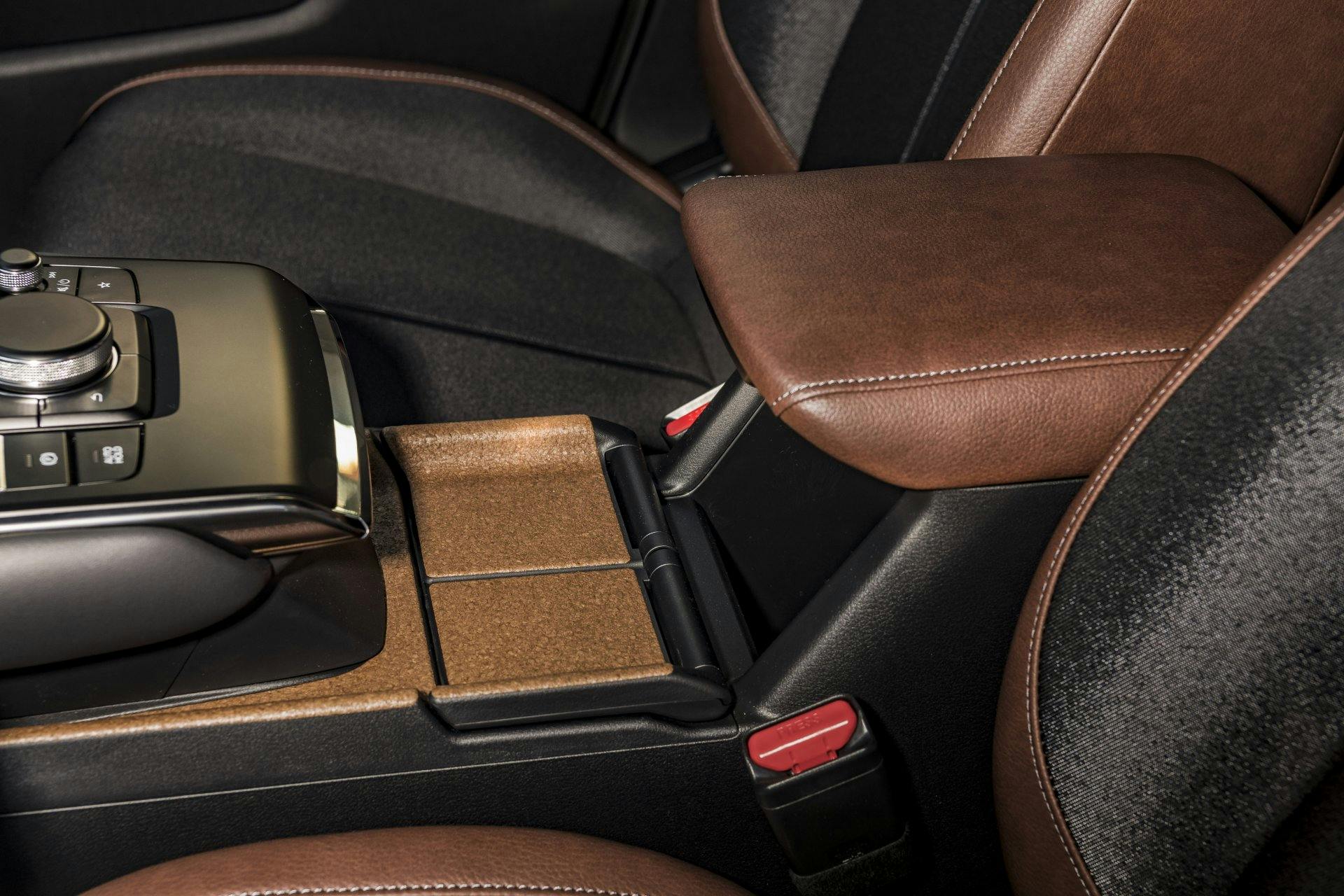 Kork zeichnet sich durch seinen warmen Charakter, die angenehme Haptik und seine dämpfenden Eigenschaften aus.