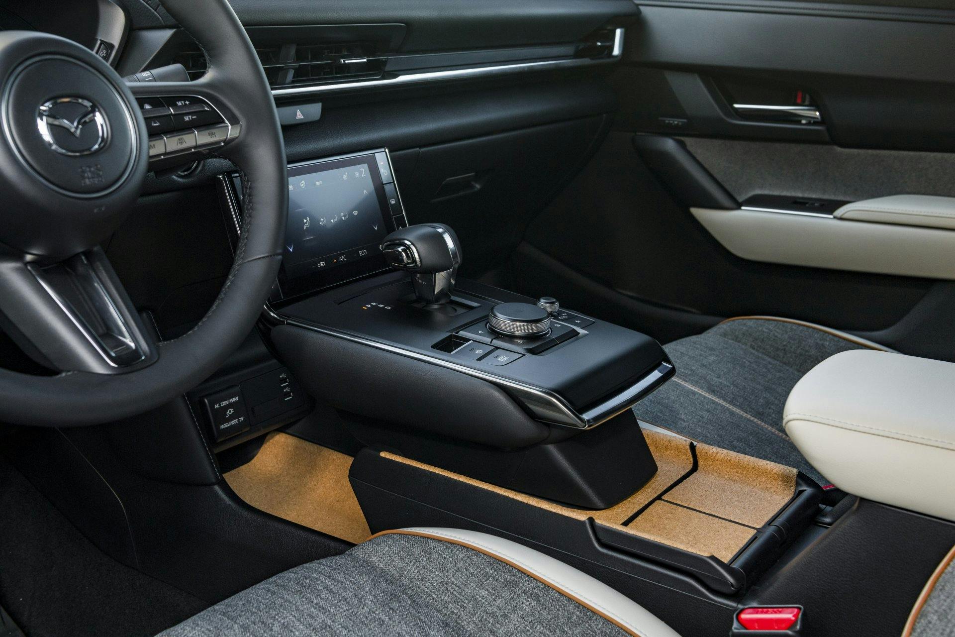 Mazda nutzt für die Verkleidung der Mittelkonsole Korkabfälle, die bei der Produktion von Flaschenkorken entstehen.