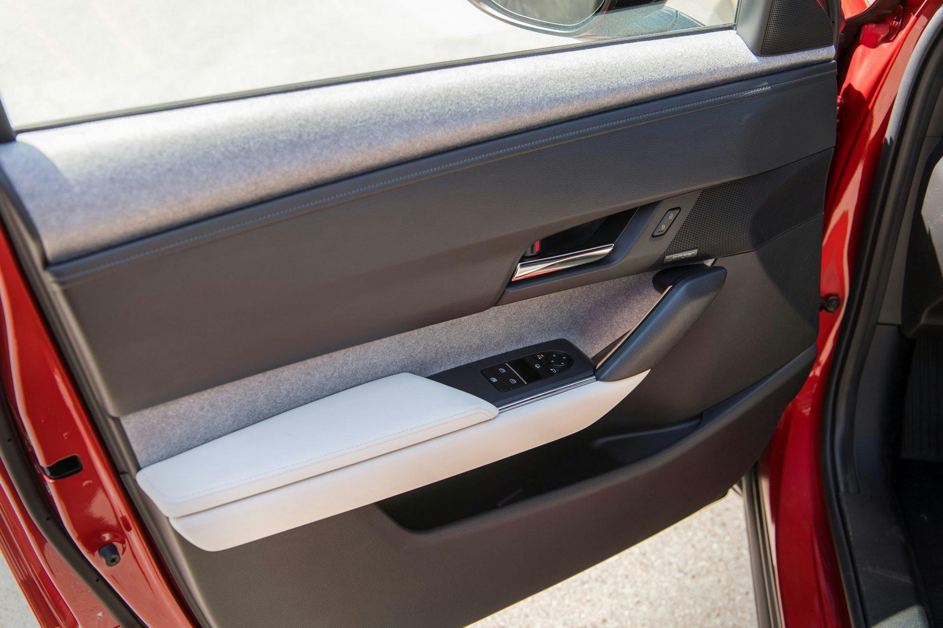 Für den brandneuen MX-30 hat sich Mazda für einen Bezugsstoff auf der Basis recycelter PET-Flaschen entschieden und verringert so den ökologischen Fus...