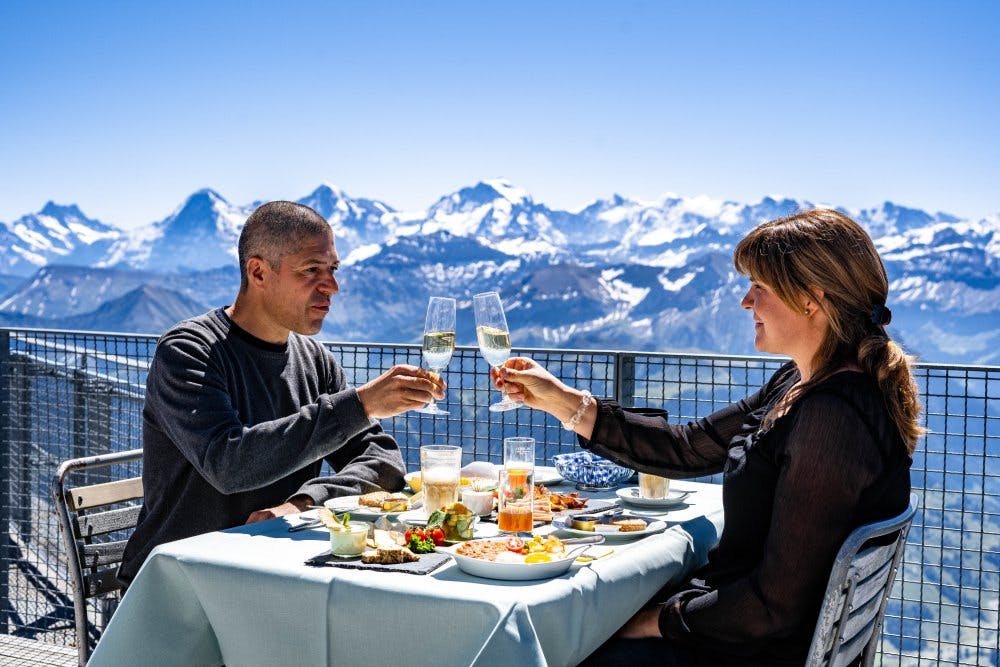 Des spécialités raffinées en altitude avec un panorama époustouflant: sur le Niesen, vous savourez le moment avec tous les sens.