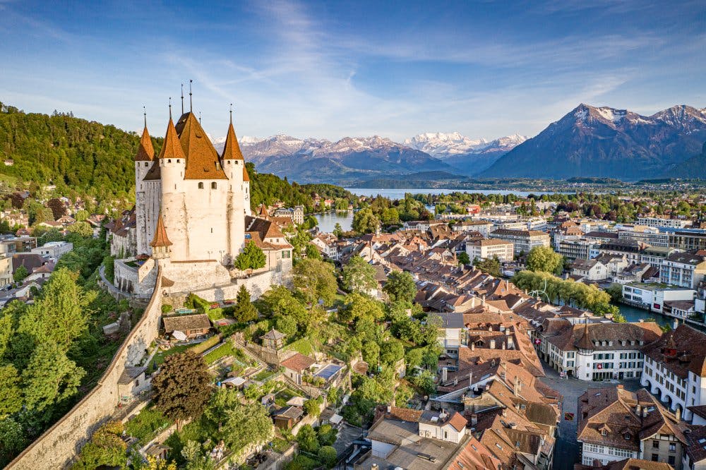 Dominant la vieille ville, le château de Thoune offre une vue magnifique sur le lac et les Alpes.