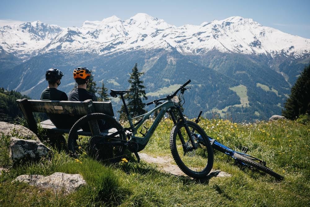 Dans le Val de Bagnes, les passionnés de vélo trouvent un cadre naturel exceptionnel, propice à l’aventure comme à la contemplation.