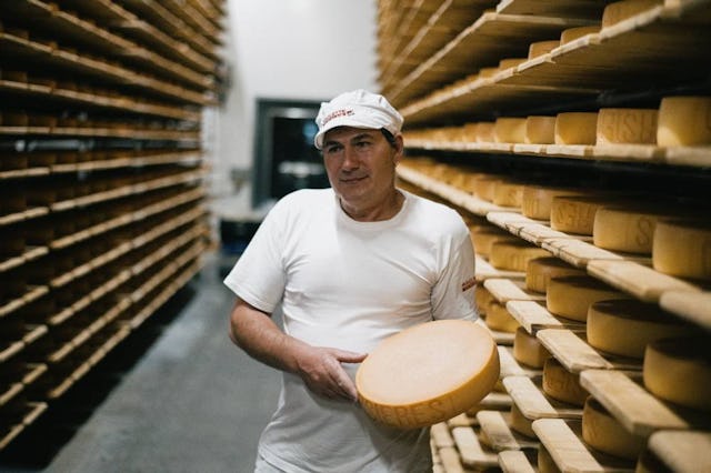 Lors d’un arrêt de la Rando Gourmande, pars à la rencontre d’artisans fromagers passionnés, heureux de partager leur savoir-faire… et, qui sait, un éclat de leurs précieuses meules.