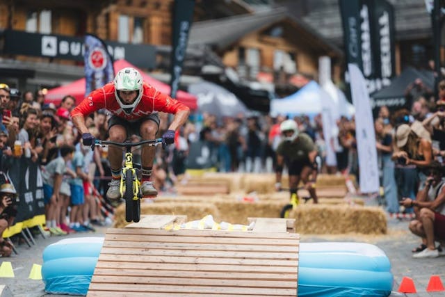 Le championnat de Mini-Bike ne laisse personne indifférent. Il faut un brin d’audace (ou de folie) pour foncer entre bottes de paille et tremplins improvisés.