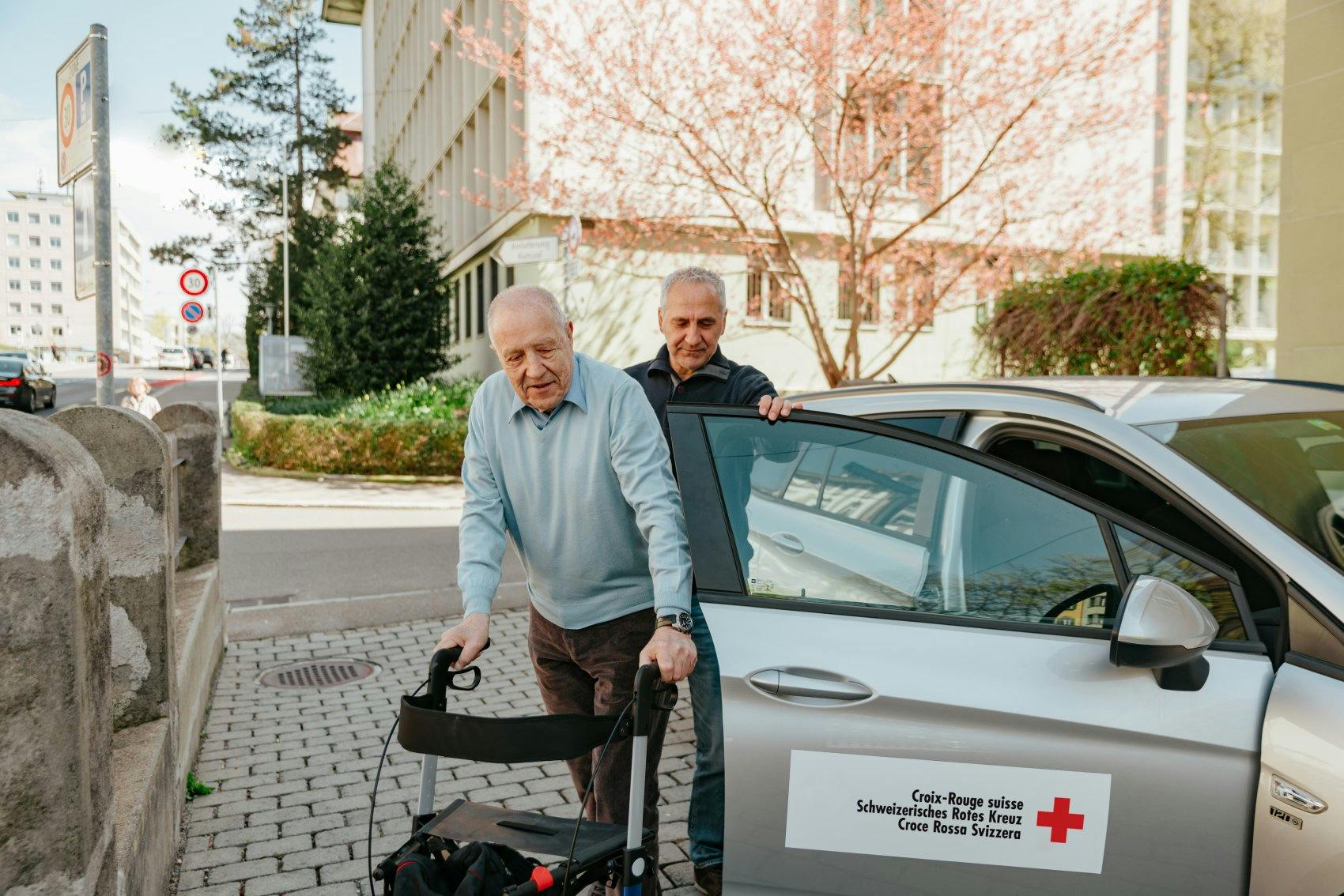 Dans le cadre du service des transports, des bénévoles conduisent des personnes âgées et des personnes à mobilité réduite, notamment à leurs rendez-vo...