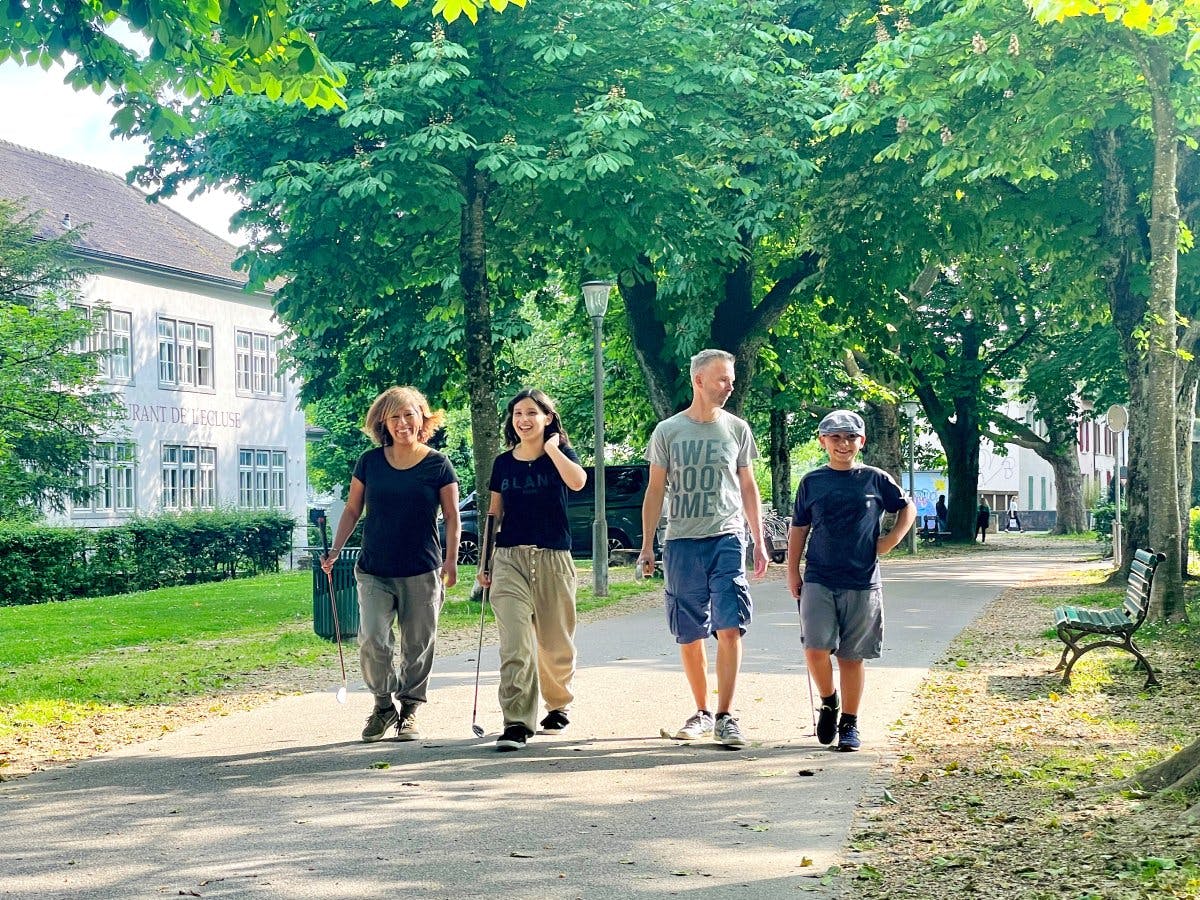 Locker unterwegs sein und Biel entdecken: Urban Golf ist ein Vergnügen für die ganze Familie.