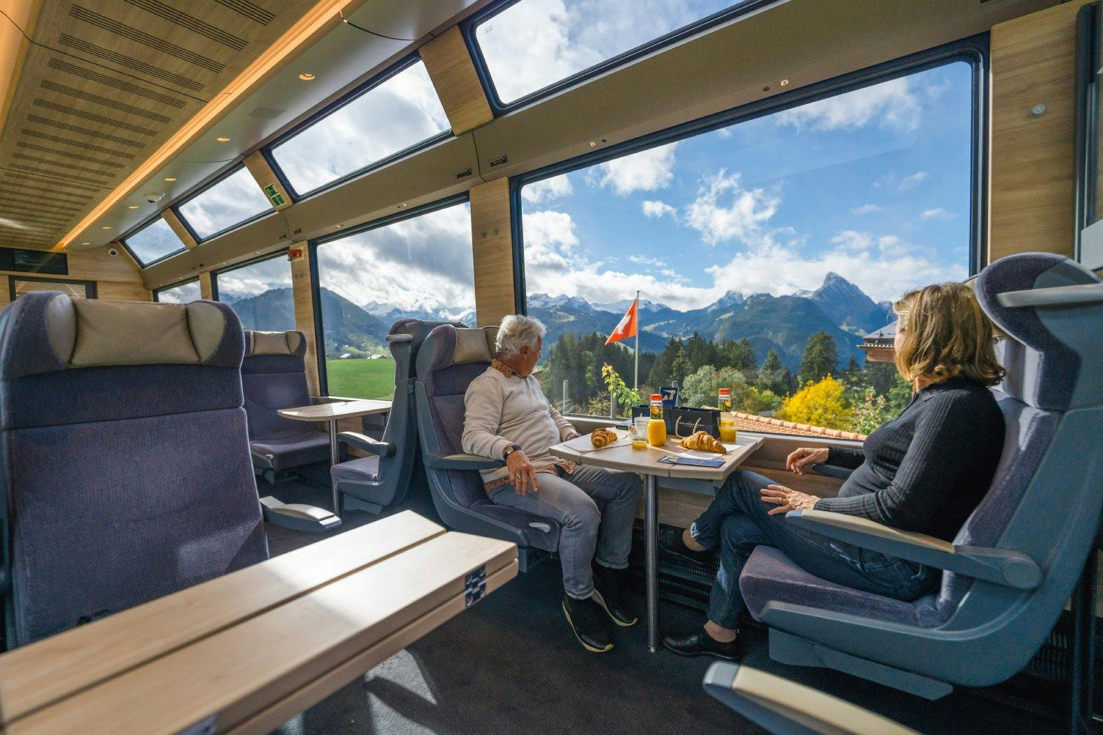 Entspannt zurücklehnen, fein essen, weit schauen: So geniesst du die Reise im GoldenPass Express.