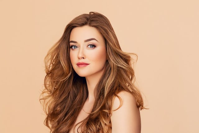 Schminken will gelernt sein. Mit etwas Übung und den richtigen Kniffen gelingt dir schon in wenigen Minuten ein perfektes und typgerechtes Makeup.