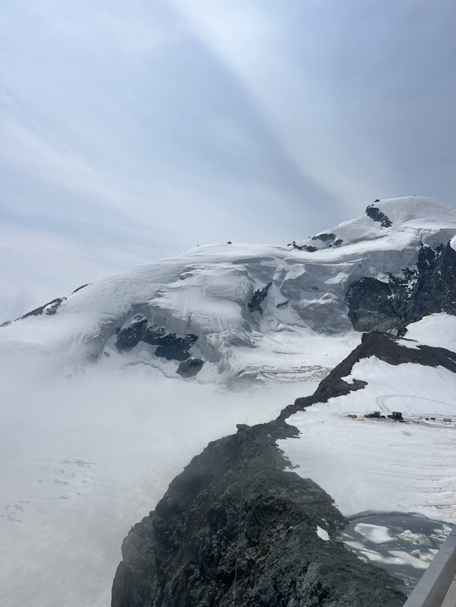 En haut, la neige m’attend déjà, alors que dans la vallée, l’automne s’installe gentiment.