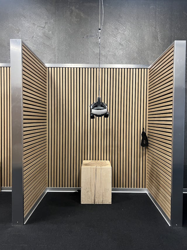 Voilà à quoi ça ressemble. Tout est sécurisé! En principe, on ne devrait pas avoir le vertige, mais la réalité virtuelle trompe le cerveau.