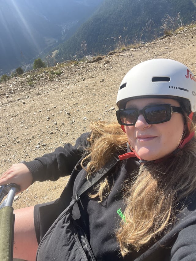 Après une brève initiation, je m’installe dans le siège étonnamment confortable et commence ma descente vers Saas-Fee.