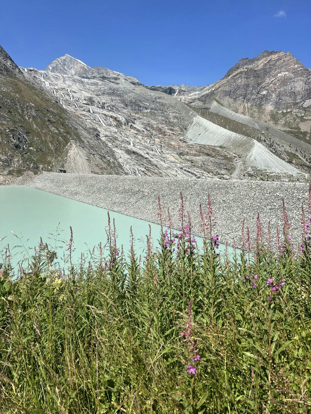 Le barrage de Mattmark est particulièrement facile à voir d’ici.