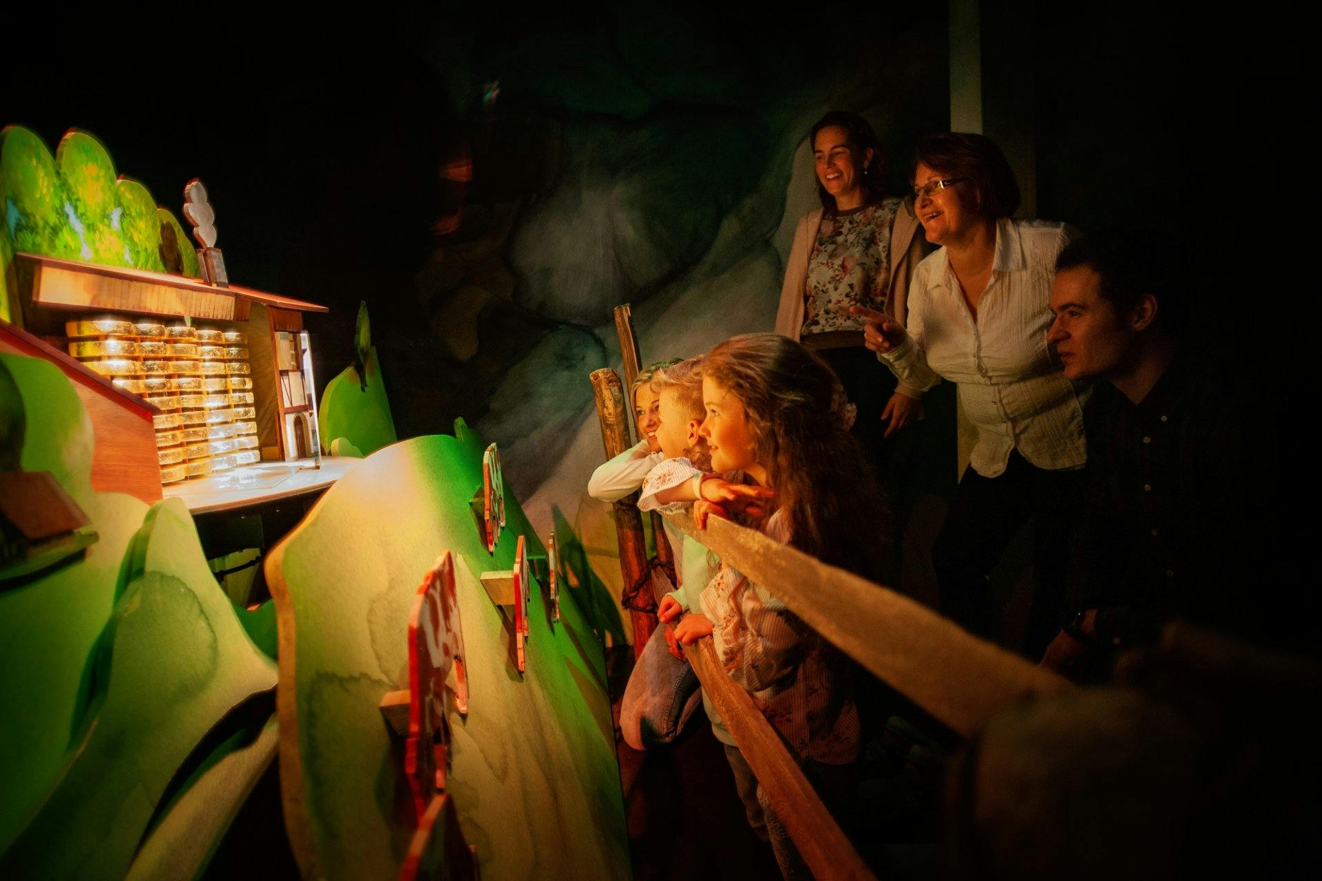 An der selbst geführten Erlebnistour tauchen Gross und Klein in die Welt des Emmentaler AOP ein.