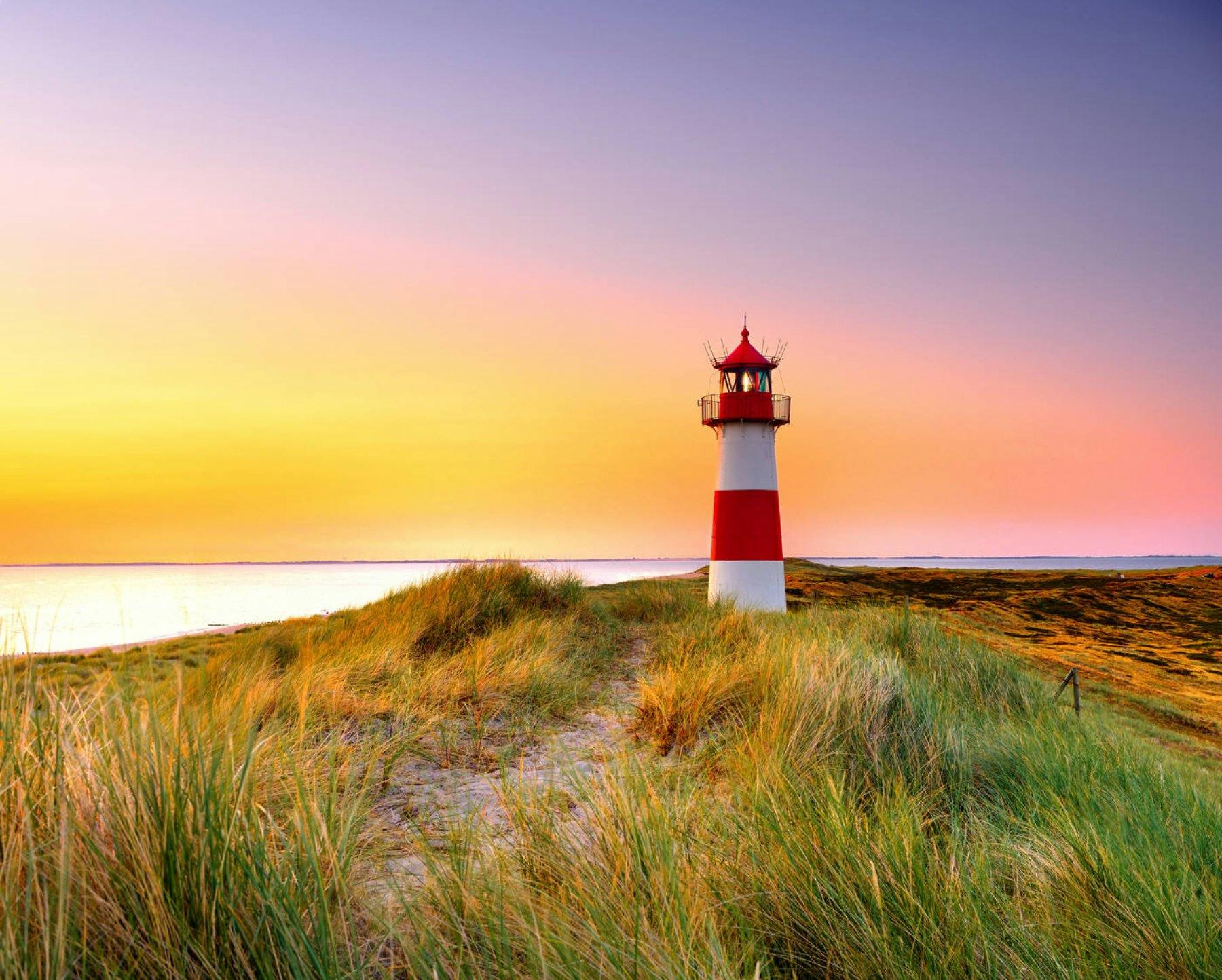 Zwischen Nordsee und Ostsee liegt Schleswig-Holstein und ist wie gemacht fürs Abschalten: Wattwandern, Hafenflair, Kultur in Lübeck und viel frische L...