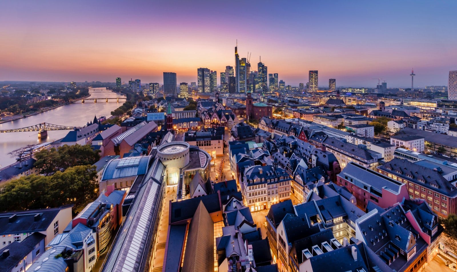 Zwischen Skyline, Mainufer und Wochenmarkt: Frankfurt ist urban, kreativ und voller Kontraste.