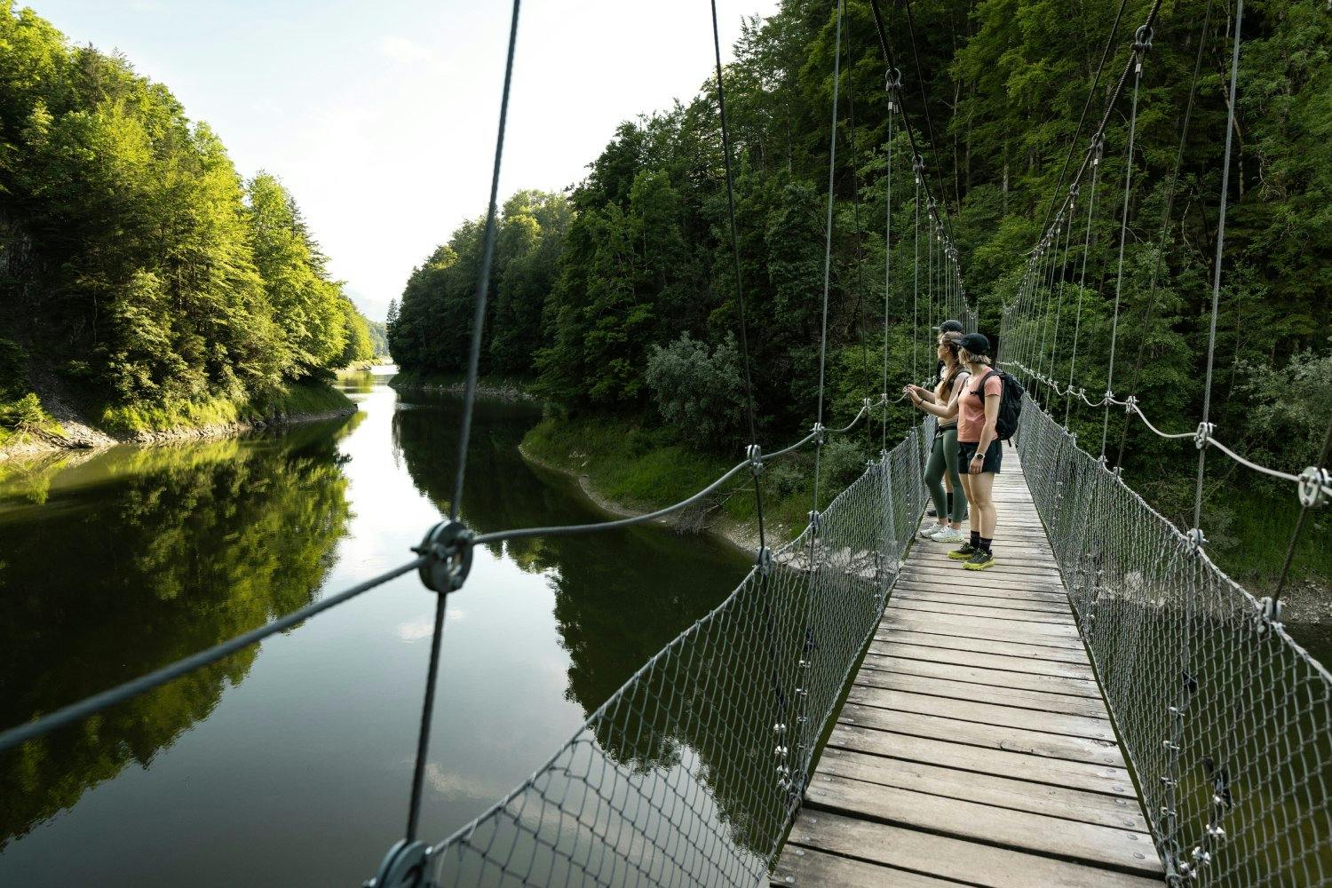 Die Hängebrücke von Montsalvens: Auf deiner Wanderung gelangst du schliesslich zur 60 Meter langen Hängebrücke, die 15 Meter über dem Montsalvens-See...